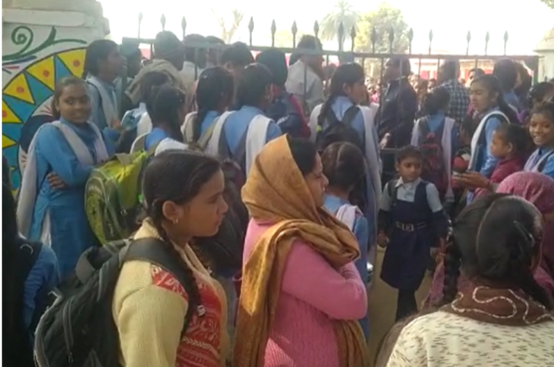 Girl students opened front against the principal