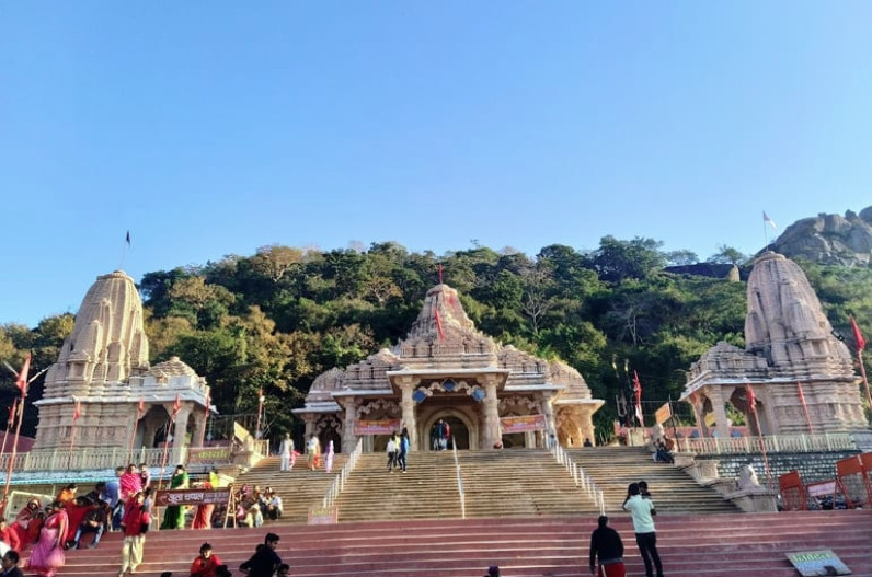 डोंगरगढ़ स्थित मां बम्लेश्वरी मंदिर में दर्शन का समय बदला, अब इतने बजे तक श्रद्धालु कर सकेंगे दर्शन