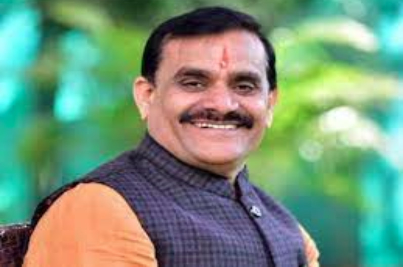 Khajuraho News: भाजपा प्रदेश अध्यक्ष ने खजुराहो के मंदिर प्रांगण में लगाई झाड़ू, G-20 सम्मेलन को लेकर कही ये बात