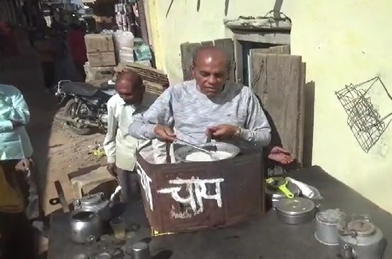 Gaurishankar Bisen seen making tea on street