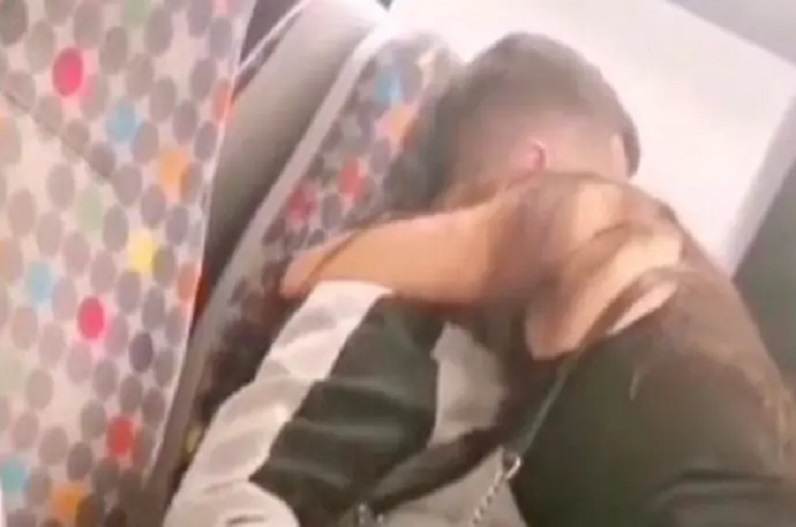 चलती ट्रेन में प्यार चढ़ा परवान, कपल ने सब के सामने बनाए शरीरिक संबंध, यात्रियों ने शर्म से बंद कर ली आंखें