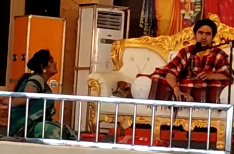 पंडित धीरेंद्र शास्त्री के दिव्य दरबार में महिला पर सवार हुआ भूत, देखिए बागेश्वर धाम में फिर क्या हुआ
