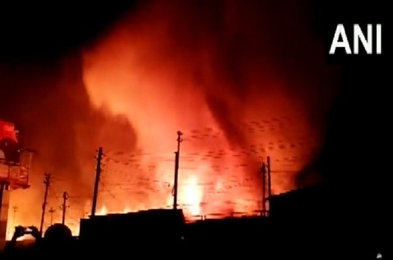 बाजार में लगी भीषण आग, जलकर खाक हुई 150 दुकानें, आग बुझाने में लगी दमकल की 25 गाड़ियां