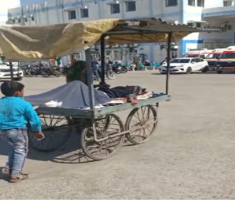 स्वास्थ्य विभाग की खुली पोल, 7 साल के मासूम ने बीमार पिता को ठेले पर पहुंचाया अस्पताल, वीडियो देख भर आएंगी आंखें