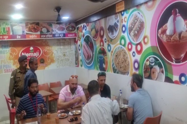 ‘इंदौरी पोहे जलेबी का लिया स्वाद…फिर चाय की चुस्की’ 56 दुकान पहुंचे टीम इंडिया के कोच राहुल द्रविड़