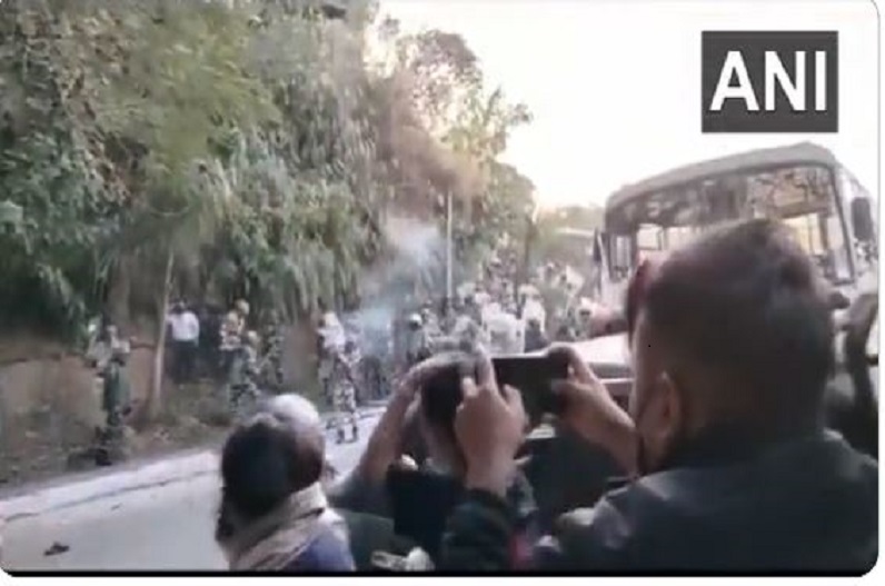 APPSC पेपर लीक : सुरक्षाकर्मियों-प्रदर्शनकारियों के बीच जमकर झड़प, राजधानी में धारा 144 लागू