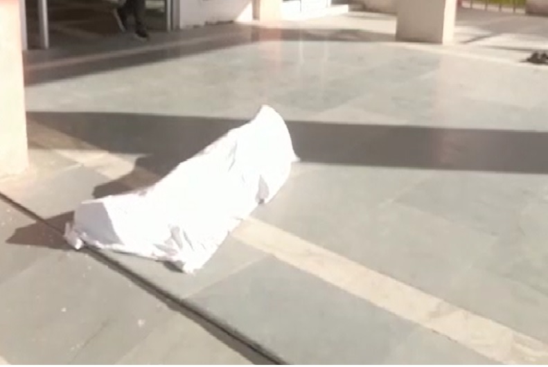 73 वर्षीय वृद्ध किसान का अनोखा विरोध प्रदर्शन, मुआवजा नहीं मिलने के चलते कलेक्ट्रेट के सामने कफन ओढ़ किया ये काम