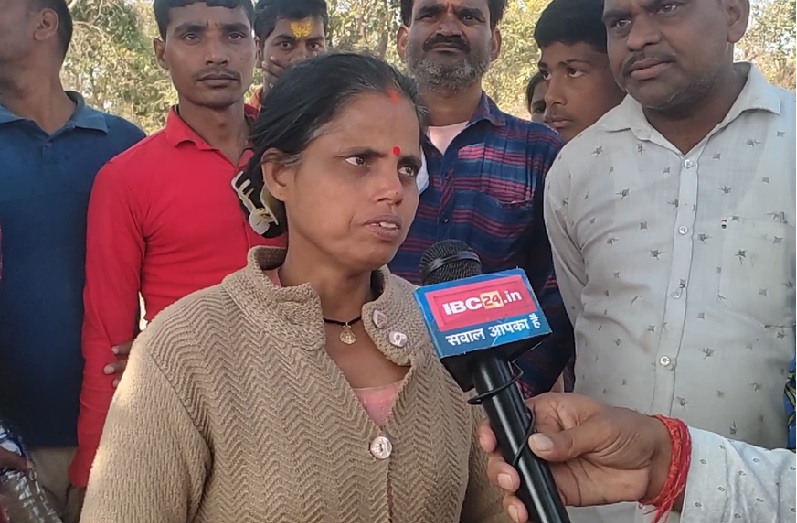 चमत्कार की आस ! बीमार बच्चे के ठीक होने की उम्मीद लेकर मां पहुंची बागेश्वर धाम, एक महीने से नहीं लगी अर्जी