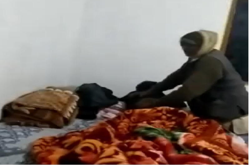 ड्यूटी छोड़ मालिश कराते नजर आए RI साहब, पीड़ित किसान की मजबूरी का उठाया फायदा, वीडियो हुआ वायरल