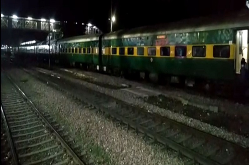 Morena news: दिल्ली से चेन्नई की ओर जाने वाली इस एक्सप्रेस में मिली बम होने की सूचना, यात्रियों में मचा हडकंप