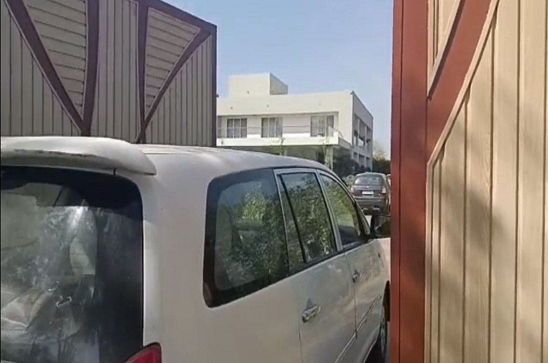 Katni IT Raid News: आयकर विभाग की बड़ी कार्रवाई, मशहूर कारोबारी के बंगले और खदान सहित 4 ठिकाने पर मारा छापा