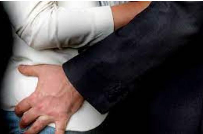 युवती से शारीरिक संबंध बनाने की मांग करता था कंपनी का सुपरवाइजर, अश्लील हरकत के बाद गिरफ्तार