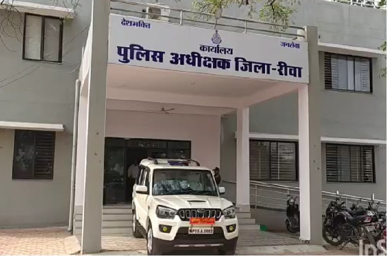 REWA : कमजोर छात्र पर मास्टर साहब का फूटा गुस्सा, गणित का सवाल हल नहीं करने पर किया ये हाल…..