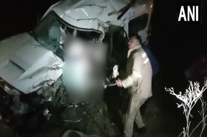 खून से लाल हुई सड़क, शादी समारोह से वापस लौट रहे दो गाड़ियां पेड़ से टकराई, 5 लोगों की दर्दनाक मौत, कई घायल