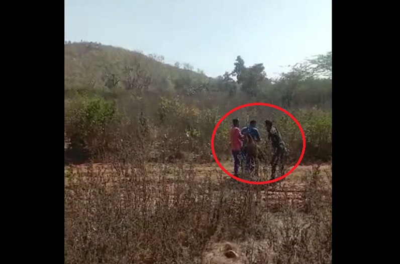 Tikamgarh News: बेख़ौफ अपराधी! खुलेआम बंदूक लेकर कर रहे ये काम, सोशल मीडिया पर वायरल हुआ वीडियो