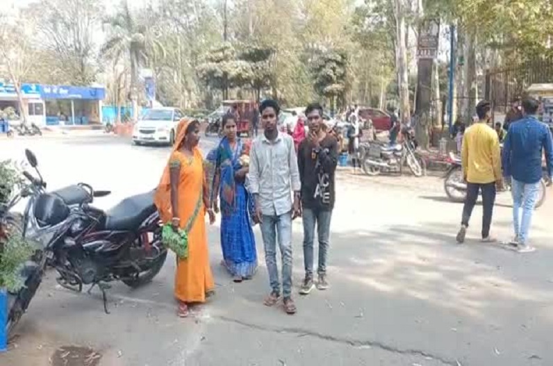 Ambikapur news: बेटे की एक गलती ने परिवार को किया बेघर, गांव के लोगों ने सुनाई तालिबानी सजा