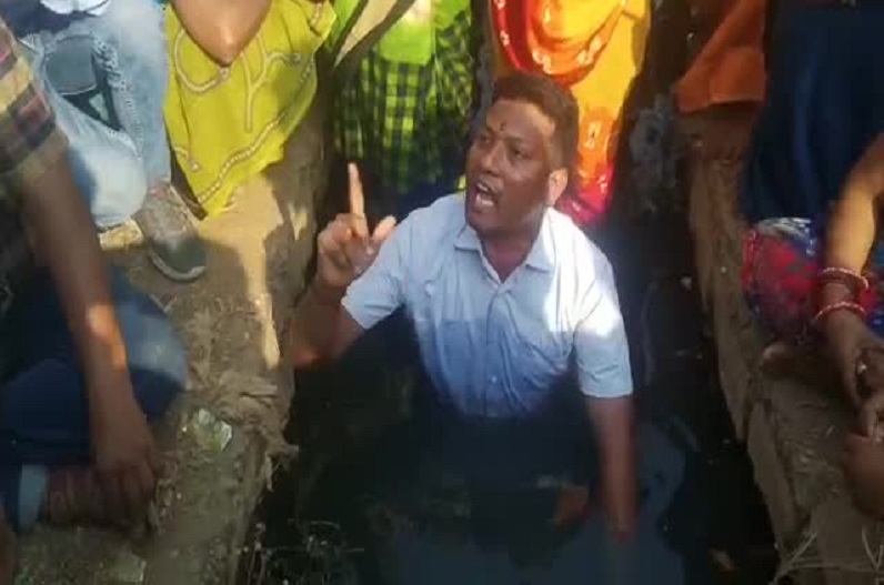 Janjgir-champa news: पहली बार पार्षद का दिखा ऐसा रूद्रावतार, इस समस्या से त्रस्त होकर किया प्रदर्शन