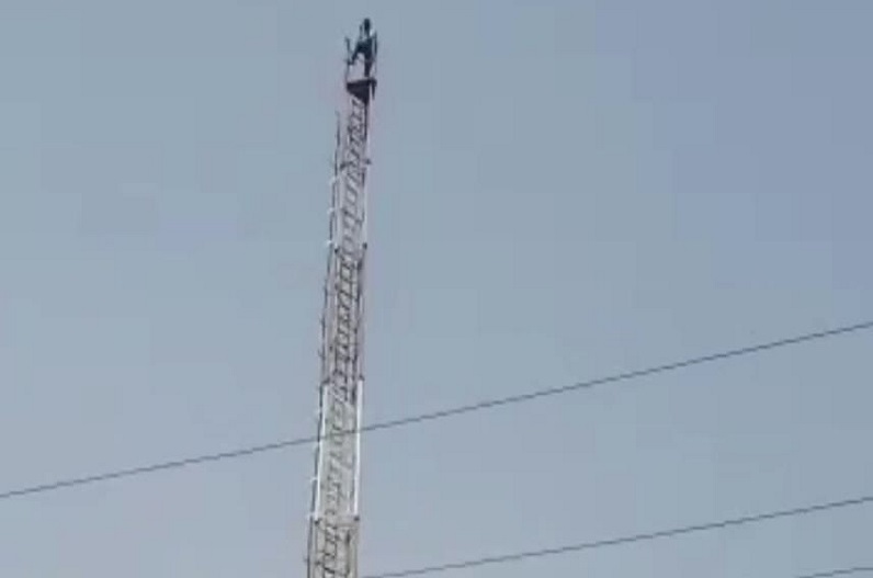 Narsinghpur News: ठेकेदार की इस हरकत से परेशान युवक ने उठाया खौफनाक कदम, मंजर देख फटी रह गई लोगों की आंखें