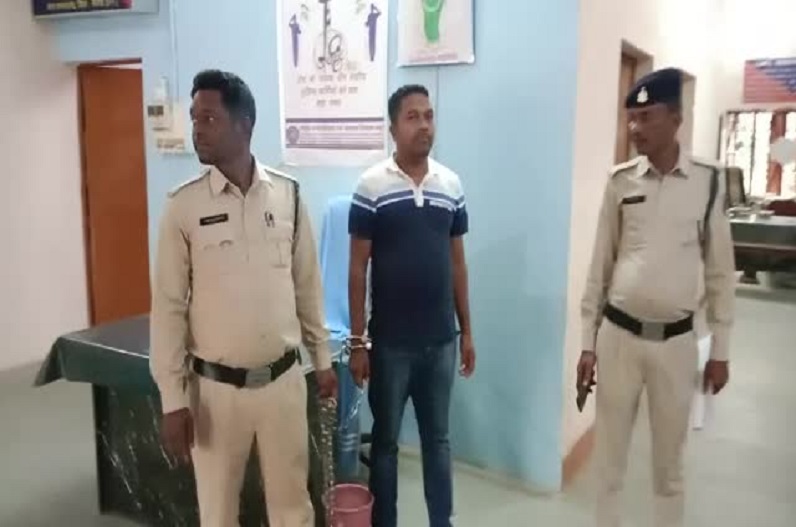 Raigarh News: खुद को IB का अफसर बताकर महिलाओं को बनाता था शिकार, फिर करता था ऐसा काम…
