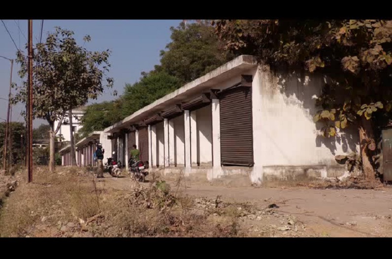 The process of free hold of more than 600 shops in the municipal area is hanging in the balance