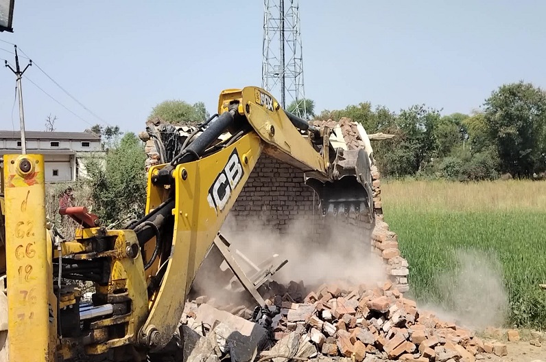 Hata news: कुख्यात आरोपी के घर चला बुलडोजर, इन वारदातों को दिया था अंजाम