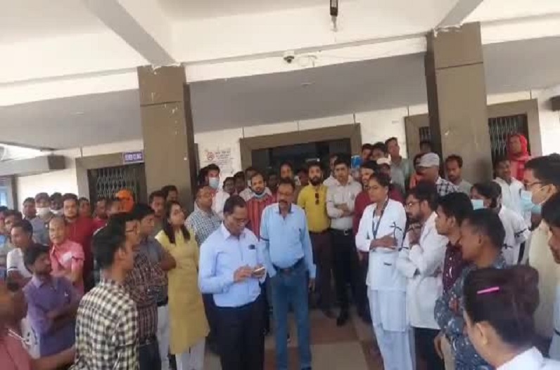 Surajpur News: 24 घंटे बाद भी डॉक्टर से मारपीट करने वाले आरोपियों का कोई सुराग नहीं.. सांकेतिक हड़ताल करते हुए आज दिनभर काला पट्टी बांधकर काम करेंगे कर्मचारी