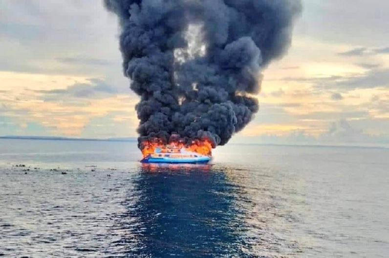नौका में लगी भीषण आग, 12 लोगों की मौत, कई लापता, सवार थे 250 यात्री