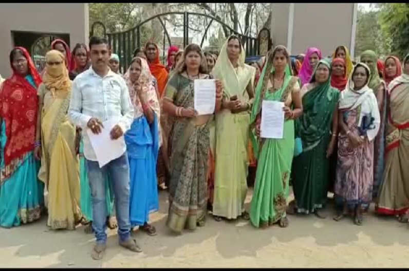 4 साल से गर्मी के दिनों में पानी की किल्लत से जूझ रहे ग्रामीण, जिला मुख्यालय के पास बसे होने का भी नहीं मिल रहा फायदा