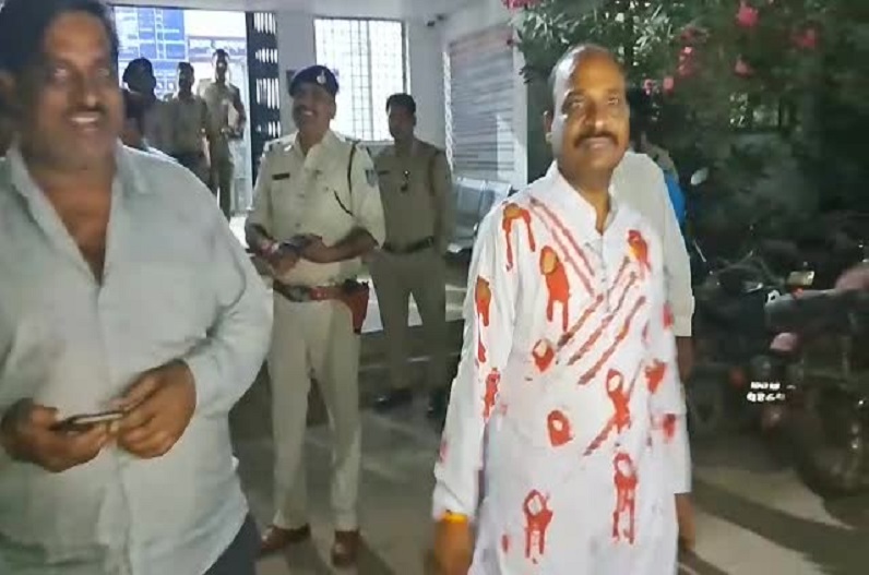 Manoj Agarwal, who raised his voice against administrative corruption, reached the police station to get himself arrested