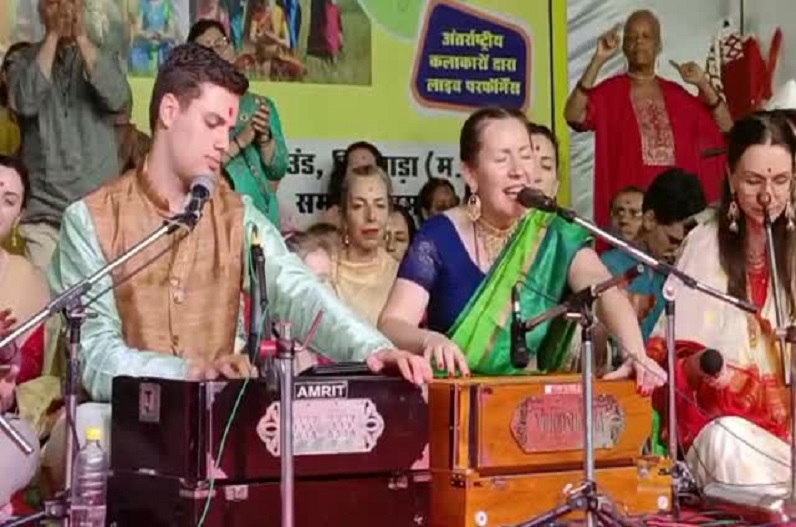 Chhindwara news: विदेशियों पर चढ़ा भारतीय रंग.. 21 देशों के 40 सहजयोगीयो ने दी योगधारा की प्रस्तुति