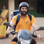 कॉमेडी किंग कपिल शर्मा एक बार फिर से बड़े पर्दे पर वापसी करने के लिए तैयार हैं और इस बार वो ज़्विगाटो के साथ वापसी करेंगे। 17 मार्च को कपिल शर्मा की ज़्विगाटो रिलीज होगी।