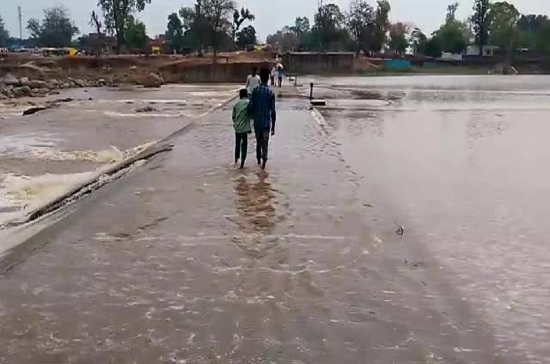 People crossing the river risking their lives due to rising water level of Kanhar river