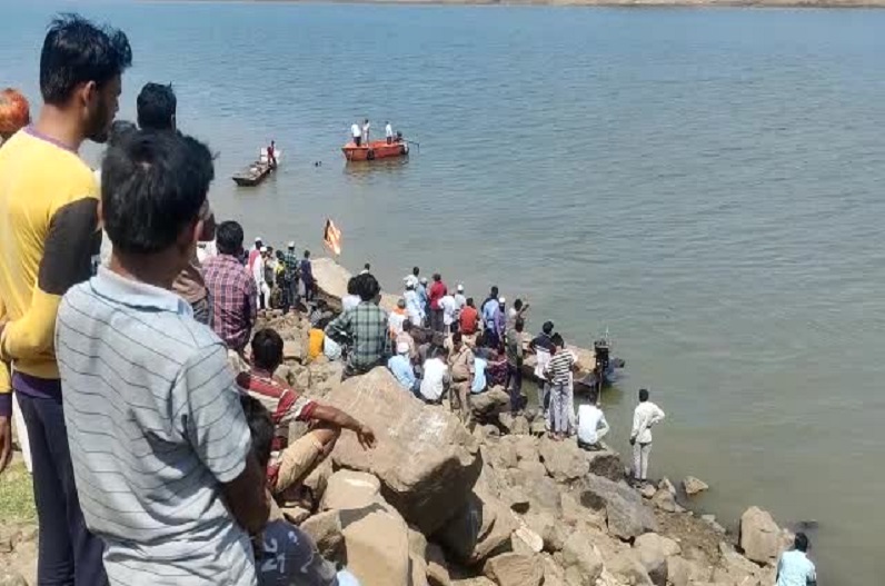4 youths who went to bathe at Narmada Ghat drowned, 2 dead bodies recovered, search continues
