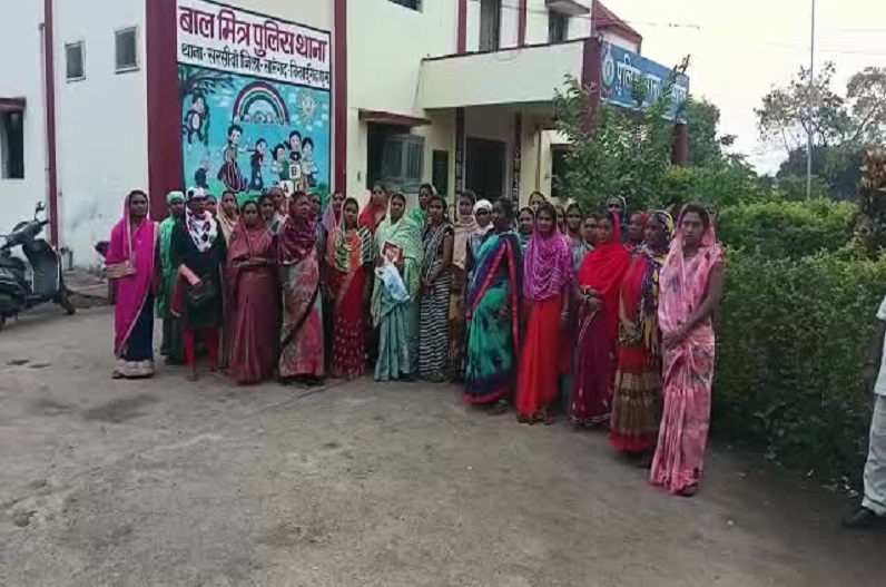 Sarangarh news: एक साथ थाने पहुंची गांव की महिलाएं, इस मांग को लेकर लगाई मदद की गुहार