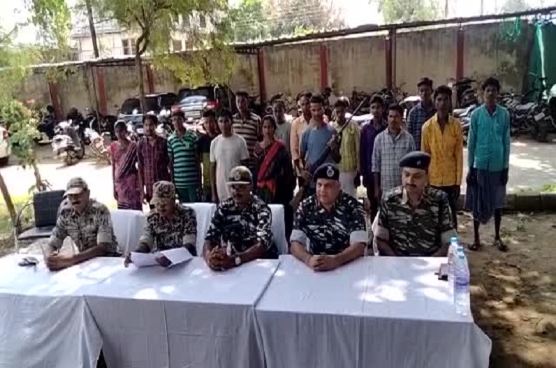 Just before Union Home Minister's visit to Bastar, 16 naxalites including 4 prizemen surrendered