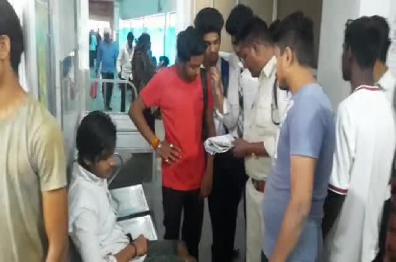 The miscreants attacked the student coming out after giving the 12th examination with a knife
