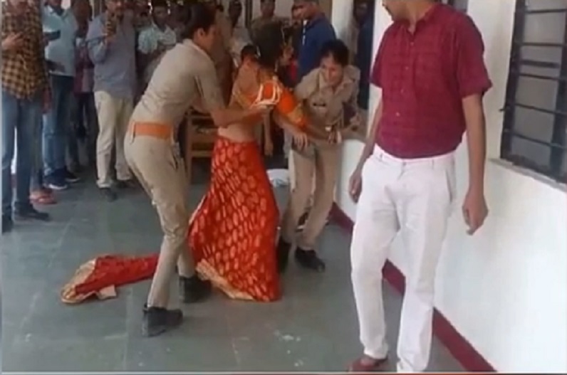 प्रेमी से शादी करने की जिद में अड़ी शादीशुदा महिला, पहुंची थाने और करने लगी ये काम, काबू में करने कांस्टेबलों के छूटे पसीने