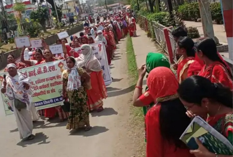 Women took out a rally of more than 1 kilometer for the demands of 11 projects