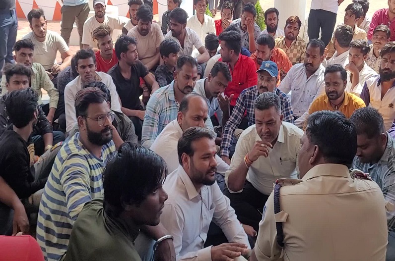 Angered by the kidnapping of a minor girl, Bajrang Dal staged a sit-in and warned of a city shutdown
