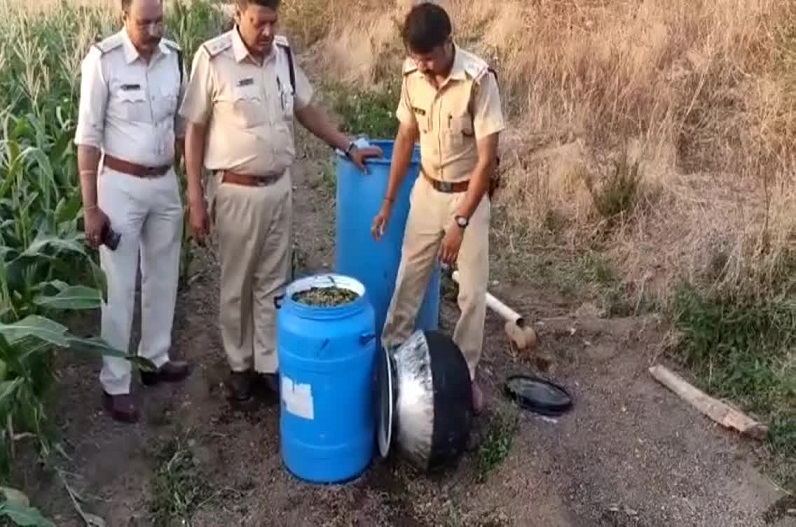 Two accused arrested with 30 liters of illegal raw liquor due to impact of IBC24 news