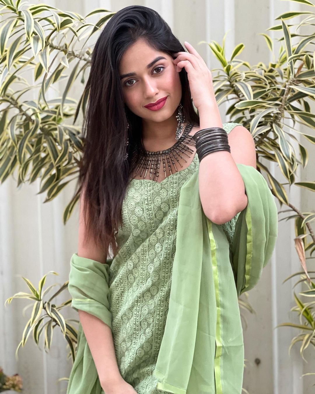 एक्ट्रेस जन्नत जुबैर का ग्लैमरस अंदाज के फैंस दीवाने हैं। उनकी एक झलक के लिए फैंस बेताब बने रहते हैं। जन्नत जुबैर के इंस्टाग्राम पर 45.1 मिलियन फॉलोवर्स हैं। 21 साल की अदाकारा अपनी खूबसूरती से बड़ी बड़ी एक्ट्रेस को मात देती हैं।