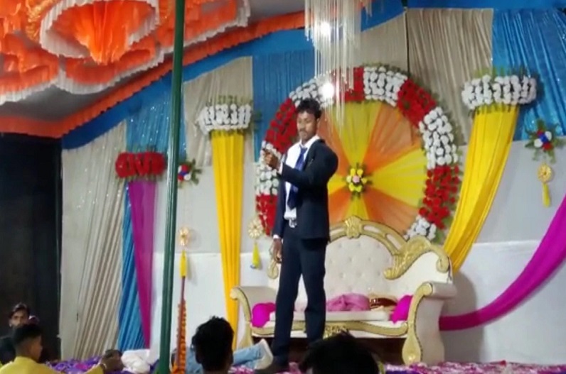 जोश में होश खो बैठा दूल्हा, जयमाला स्टेज पर ही करने लगा ये काम, देखकर दुल्हन ने शादी से किया इनकार