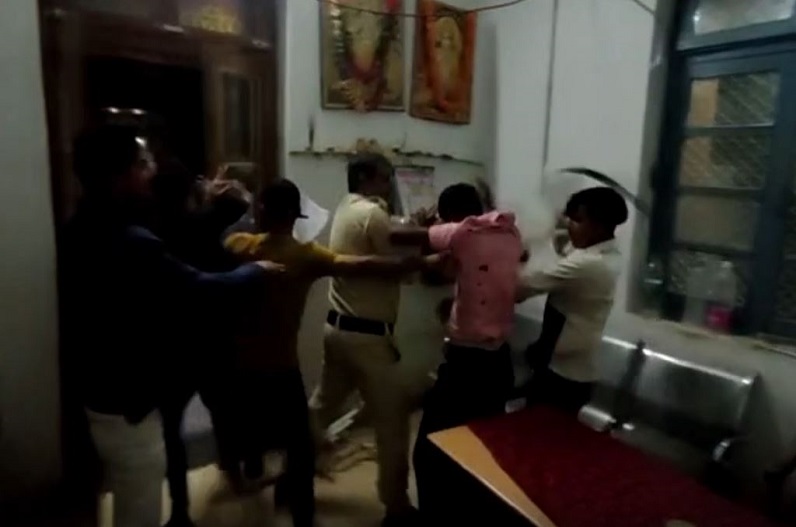 पुलिस का खौफ खत्म…! देर रात थाने में बदमाशों ने मचाया उत्पात, जमकर चले लात-घूंसे, सामने आया वीडियो