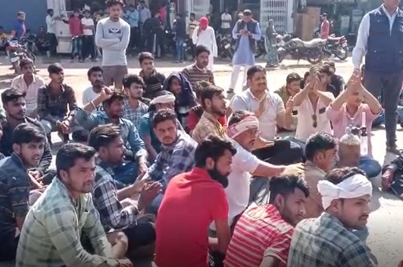 अस्पताल प्रबंधन की बड़ी लापरवाही, 18 वर्षीय युवक की मौत, परिजनों सहित बीजेपी के पदाधिकारियों ने किया चक्काजाम