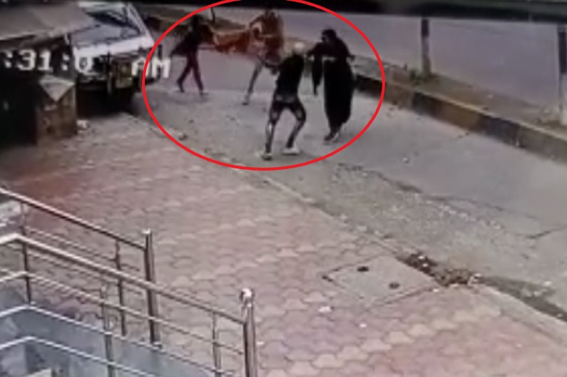 Two Lady Fight with chakubaj on Road