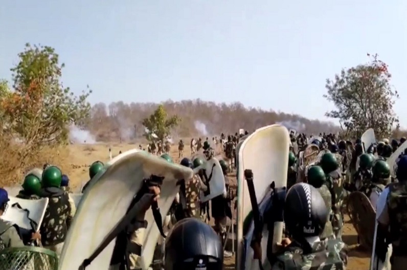 Burhanpur news: जंगल में अतिक्रमण हटाने गई वन विभाग की टीम पर तीर-गोफन से हमला, 10 से अधिक वनकर्मी गंभीर रूप से घायल