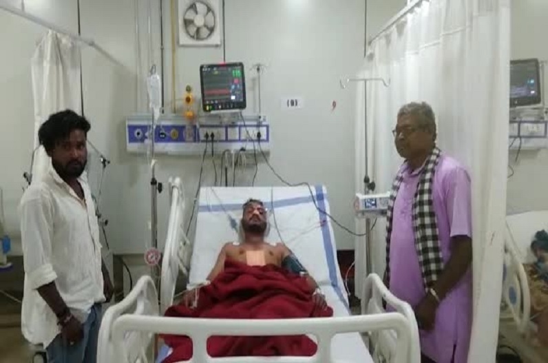 Ambikapur News : पिता ने बेटे पर किया जानलेवा हमला, होली के जश्न के बीच चला चाकू, विवाद की वजह सुनकर उड़ जाएंगे आपके होश