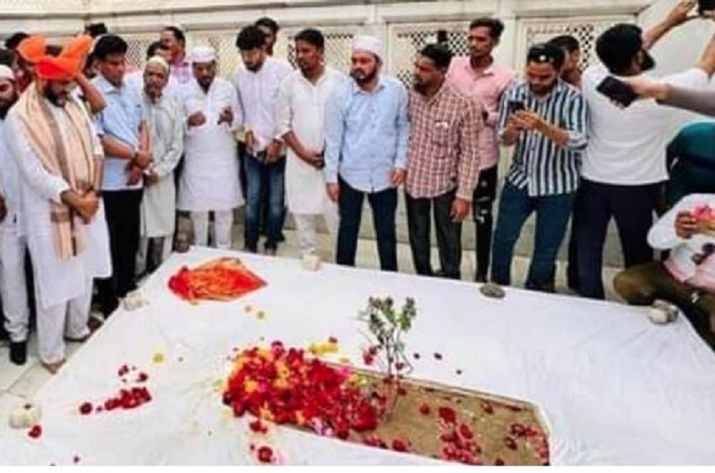 हटाई जाएगी मुगल शासक औरंगजेब की कब्र ! प्रधानमंत्री को पत्र लिखेंगे शिवसेना विधायक