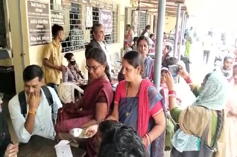 आंगनबाड़ी कार्यकर्ता और सहायिकाओं का धरना जारी, भीख मांगकर किया प्रदर्शन