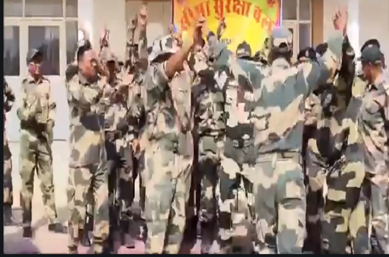 BSF के जवानों ने भारत-पाक सीमा पर मनाई होली, जमकर किया डांस, एक-दूसरे को लगाया गुलाल